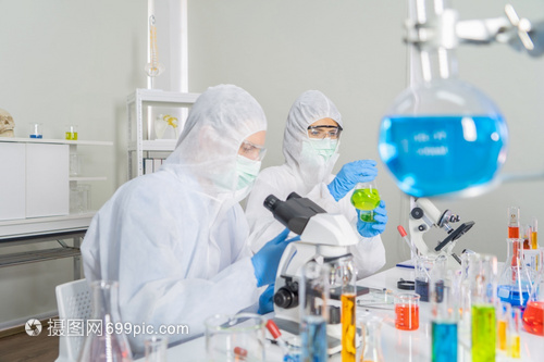 一家西方科学夫妇在实验室或中在技术医学化保健研究实验科学等领域研究测试管以分析和开发共生19疫苗